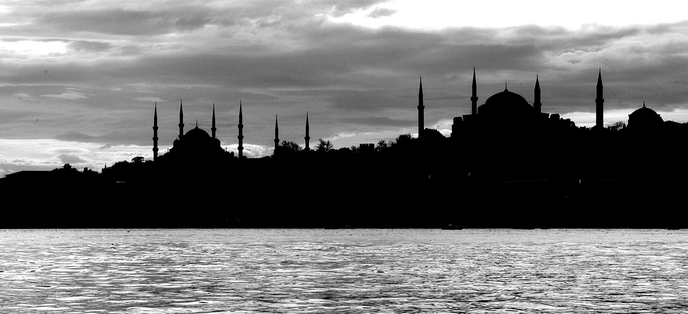 Boğaz’dan Sultanahmet Camii ve Ayasofya silueti, siyah-beyaz